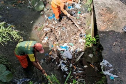 Prefeitura de Manaus realiza limpeza de rede de drenagem profunda em igarapé do bairro Tancredo Neves 