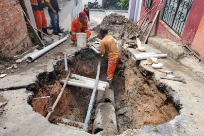 Prefeitura de Manaus recupera rede de drenagem após construção irregular comprometer via no bairro Petrópolis