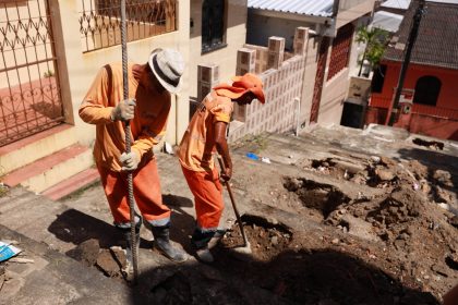 Prefeitura de Manaus atua na recuperação da rede de drenagem em escadaria no bairro Japiim