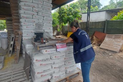 Visa Manaus apreende 50 toneladas de goma de tapioca e interdita indústria ilegal na zona Leste