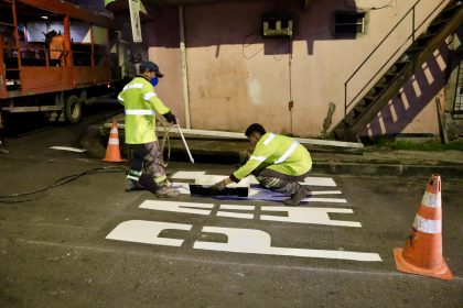 Prefeitura de Manaus reforça sinalização viária no Alvorada durante ‘Mutirão no Bairro’