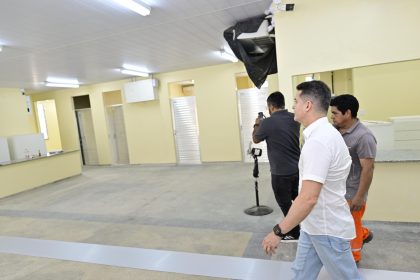 Prefeito David Almeida vistoria obra de revitalização da UBS Leonor de Freitas com inauguração para 20 de maio