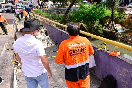 Prefeito David Almeida fiscaliza obra de contenção de erosão e recuperação de infraestrutura urbana na zona Oeste