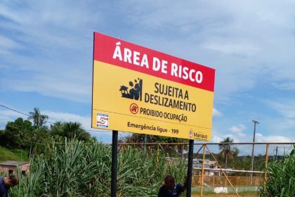 Prefeitura de Manaus inicia instalação de placas de alerta em áreas de risco alto e muito alto na capital