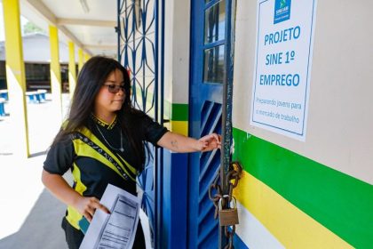 Governo do Amazonas entrega certificação para primeiras turmas do projeto Sine Primeiro Emprego