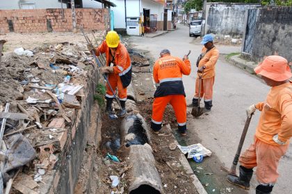 Prefeitura de Manaus atua simultaneamente em dois pontos de drenagem no bairro Lírio do Vale