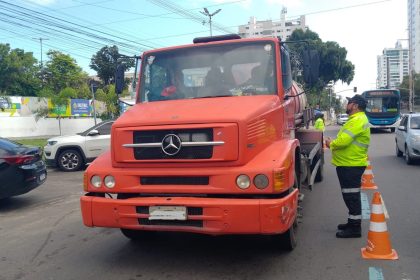 Prefeitura fiscaliza e autua caminhões fora do horário permitido na avenida Mário Ypiranga Monteiro
