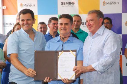 Prefeito David Almeida assina ordem de serviço para asfaltar 20 ruas da comunidade Parque Riachuelo