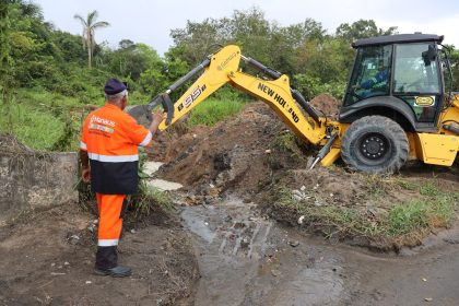 Prefeitura atua em drenagem obstruída por descarte irregular de lixo no Lago Azul