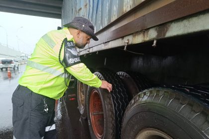 Prefeitura de Manaus fiscaliza caminhões e registra 47 autuações em operação na Av. das Torres