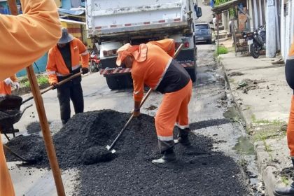 Prefeitura de Manaus realiza recuperação asfáltica em rua do bairro Tancredo Neves