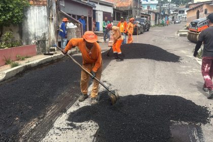 Prefeitura de Manaus realiza recuperação asfáltica na rua Girassol, no bairro Tancredo Neves