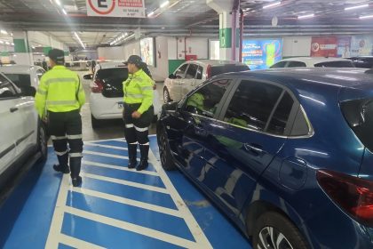 Prefeitura de Manaus autua 19 motoristas por uso irregular de vagas especiais em supermercados da zona Norte