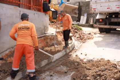 Prefeitura de Manaus trabalha em drenagem superficial de via do bairro Tancredo Neves