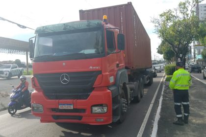 Prefeitura monitora avenida Ephigênio Salles e autua caminhões por uso irregular da faixa da esquerda