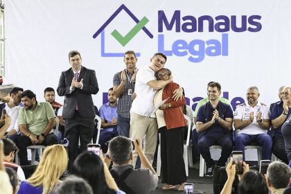 Prefeito David Almeida entrega 1.150 registros definitivos na comunidade Rio Piorini e reforça compromisso com a habitação em Manaus