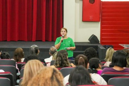 Servidores da educação participam de palestra para aprofundar conhecimentos sobre TEA e práticas alimentares  