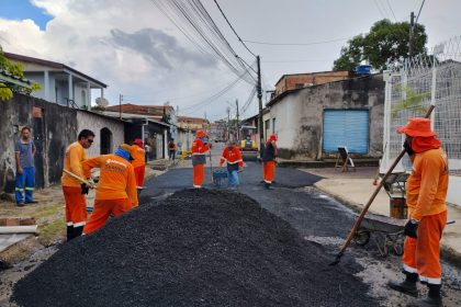 Prefeitura de Manaus atua com manutenção asfáltica no bairro Mutirão por meio do “Mutirão no bairro”