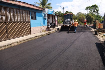 ‘Mutirão no Bairro’ da prefeitura recupera nova rua do Colônia Antônio Aleixo com os serviços de asfalto