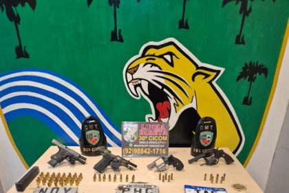 Polícia Militar do Amazonas apreende quatro armas, 62 munições e prende quatro pessoas durante ação na zona leste