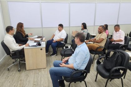 Prefeitura de Manaus realiza sessão pública para abertura de envelopes de proponentes ao credenciamento de leiloeiros