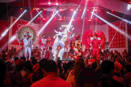 Festival de Parintins 2025: currais dos bois Caprichoso e Garantido são experiências imperdíveis para imersão turística