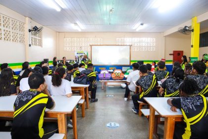 Prefeitura de Manaus leva atividade lúdica de trânsito à escola do Novo Israel