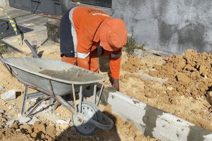 Prefeitura de Manaus executa frente de obras com recuperação de calçada no conjunto 31 de Março
