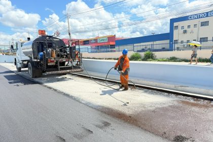 Prefeitura de Manaus aplica asfalto na trincheira do complexo viário Rei Pelé