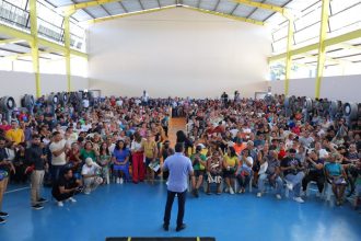 Governador Wilson Lima entrega títulos definitivos e anuncia regularização de 1,8 mil imóveis em Manaus