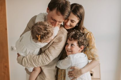 A Paz Sob Suas Asas: O Amor que Protege e Consola