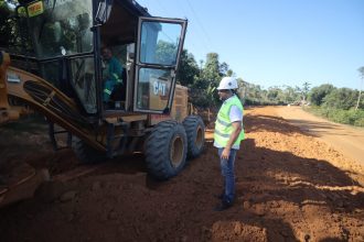 Governador Wilson Lima vistoria obras de pavimentação nos ramais da Cooperativa e do Pau Rosa, na zona rural de Manaus