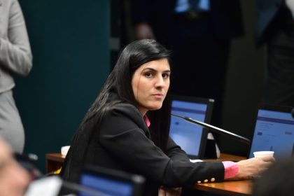 Comissão aprova projeto que prevê divulgação de cartilhas nas escolas sobre pedofilia na internet