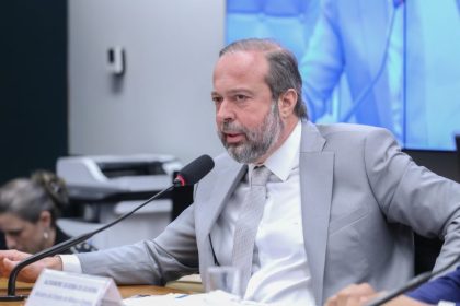 Comissão recebe ministro de Minas e Energia para falar sobre petróleo, energia nuclear e recursos de Itaipu