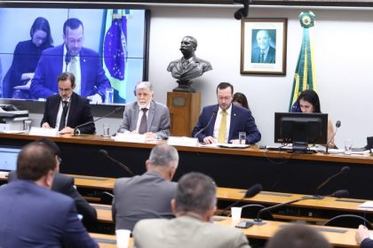 Amorim critica exigências dos EUA e defende soberania brasileira em audiência na Câmara
