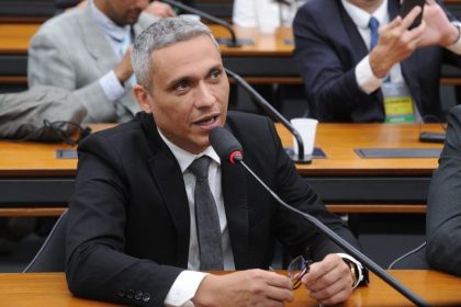 Comissão aprova proibição de selo postal em homenagem a partido e organização criminosa