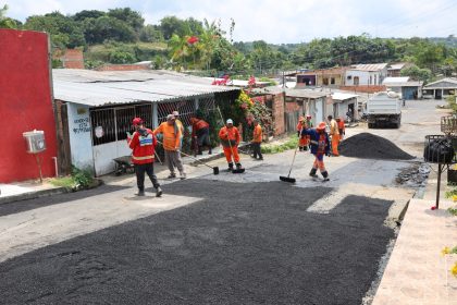 Rua da comunidade Valparaíso recebe manutenção viária da Prefeitura de Manaus