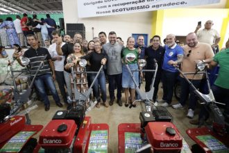 Governo do Amazonas entrega implementos agrícolas e certificados digitais em Presidente Figueiredo