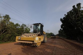Em Novo Airão, governador Wilson Lima vistoria obras da AM-352 e destaca investimentos de R$ 257 milhões para infraestrutura do município