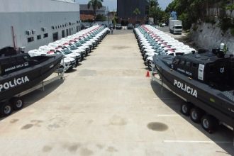 Durante entrega de viaturas e lanchas blindadas, governador Wilson Lima destaca apreensão recorde de drogas