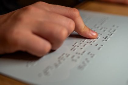 Comissão aprova uso de Braille em etiquetas de roupas e carnês de IPTU