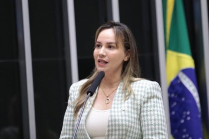 Comissão aprova projeto que obriga planos de saúde a fornecerem carteiras físicas para usuários