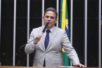 Relator defende proposta que garante mais recursos para saúde e educação; ouça a entrevista