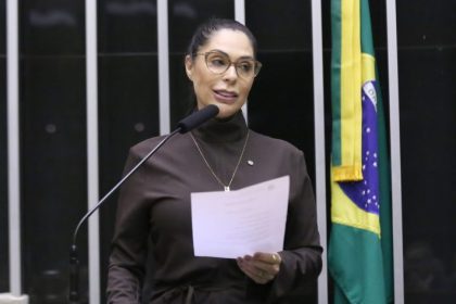 Comissão aprova projeto que obriga plataformas digitais a prevenir suicídio e automutilação