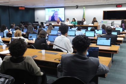 Deputadas e especialistas defendem proteção a mulheres contra imagens falsas de nudez