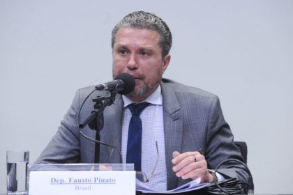 Especialistas afirmam que digitalização do comércio no BRICS deve manter dólar como referência