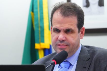 Comissão aprova projeto que obriga lojas a informar consumidores sobre exigências para dirigir ciclomotores