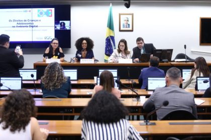 Grupo recebe sugestões para minimizar impacto de ambiente digital sobre crianças