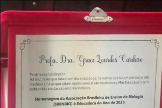 Educadora da rede estadual recebe título de professora do ano da Associação Brasileira de Ensino de Biologia