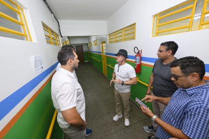 Prefeito David Almeida vistoria obras de escolas municipais e anuncia entregas em novembro